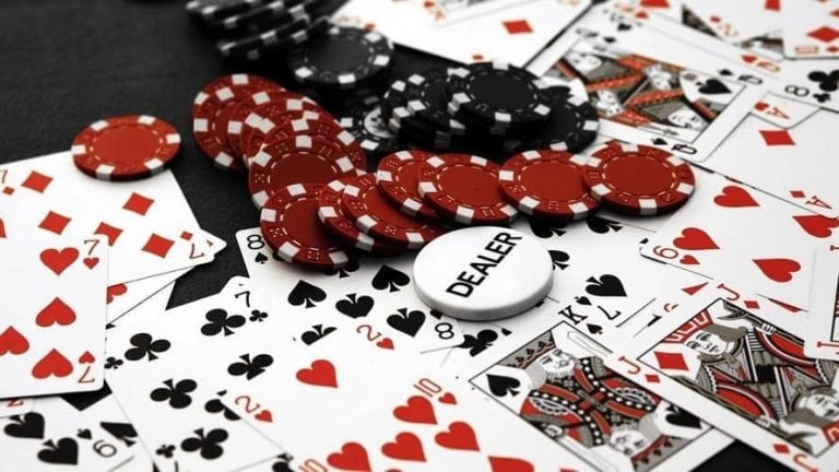 Meja live casino 18toto dengan dealer profesional yang melayani baccarat dan blackjack secara real-time